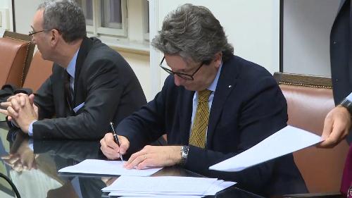 Zeno D'Agostino (Presidente Autorità sistema portuale Mare Adriatico Orientale) firma la costituzione del Consorzio di sviluppo economico dell'Area Giuliana  - Trieste 22/11/2017